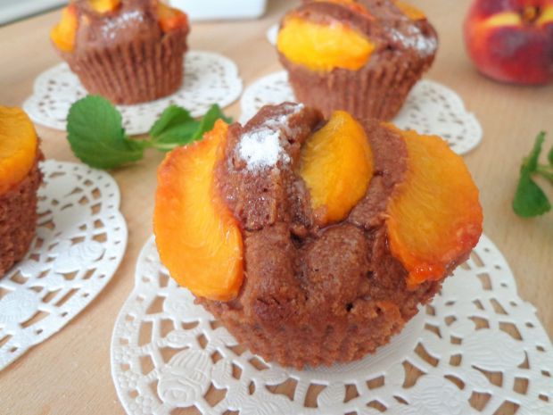 Kakaowe muffiny z brzoskwiniami