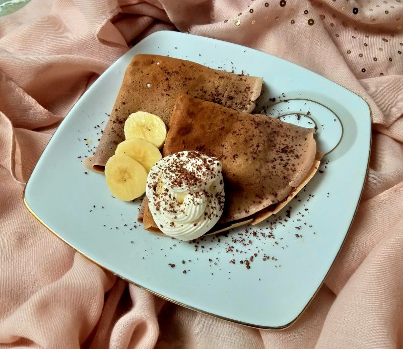 Kakaowe naleśniki z bananem i bitą śmietaną
