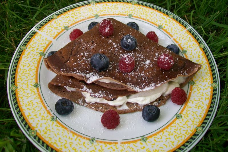 Kakaowe naleśniki z mascarpone i owocami