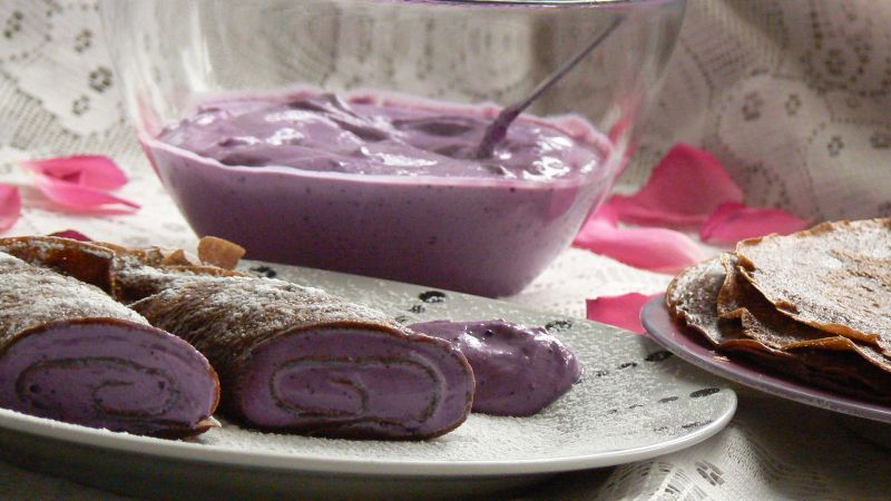 Kakaowe naleśniki z serem i musem borówkowym