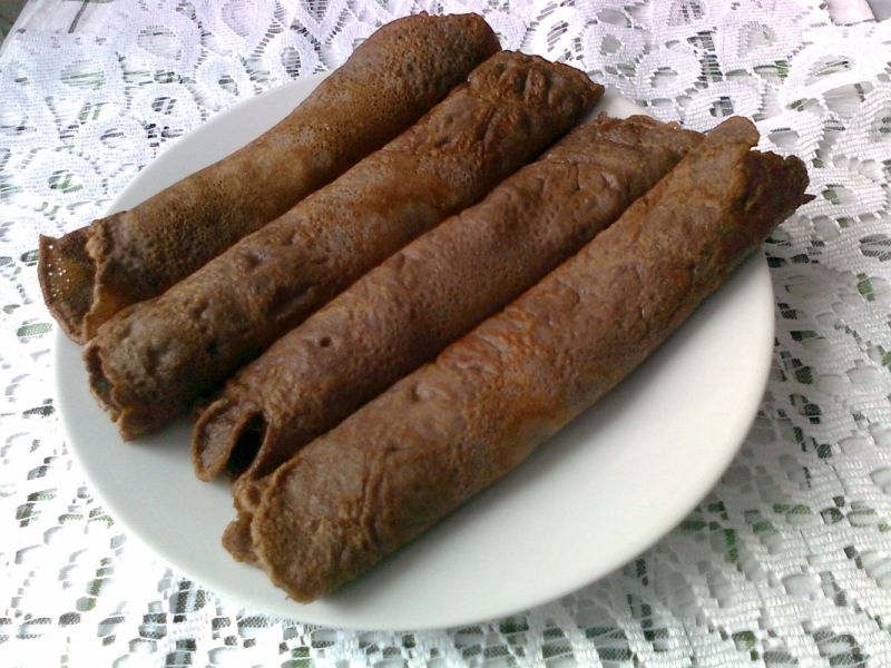 Kakaowe naleśniki z serkiem i rodzynkami