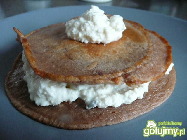 Kakaowe naleśniki ze słodkim twarożkiem