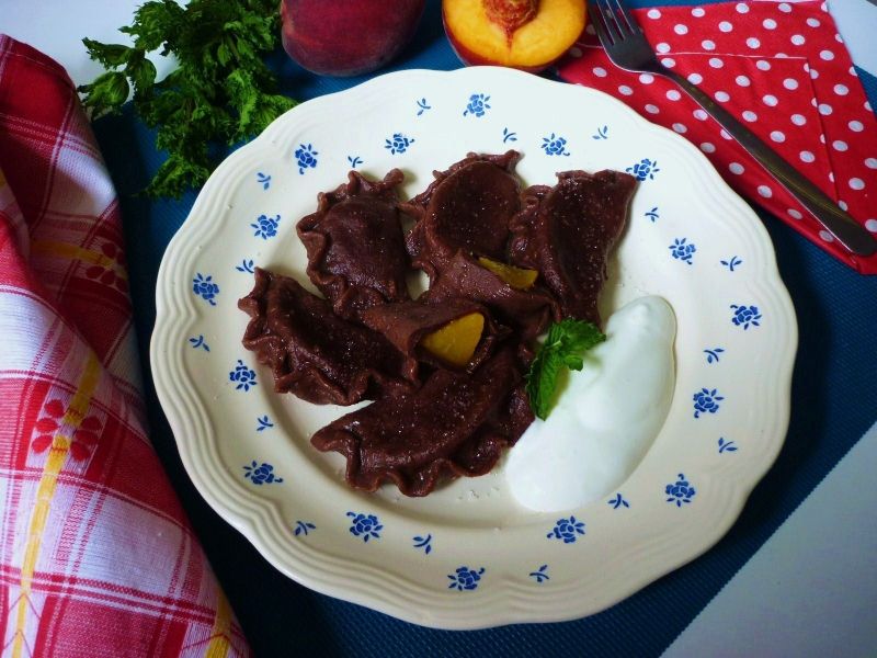 Kakaowe pierogi z brzoskwiniami