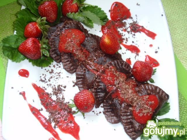 Kakaowe pierożki z truskawką, rodzynkami Kakaowe pierożki z truskawką, rodzynkami