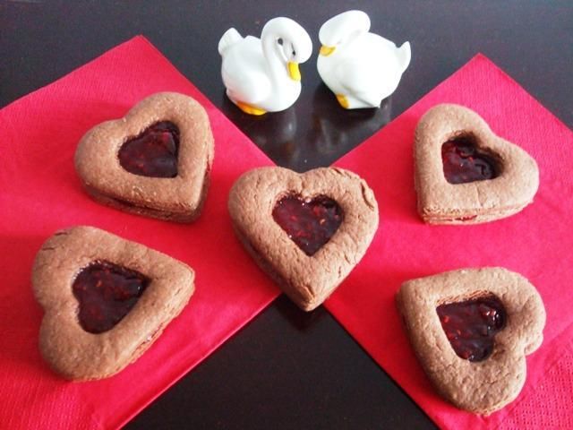Kakaowe serduszka z dzemem malinowym Kakaowe serduszka z dzemem malinowym
