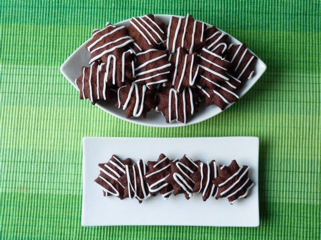 Kakaowo-cynamonowe ciasteczka z migdałowym lukrem