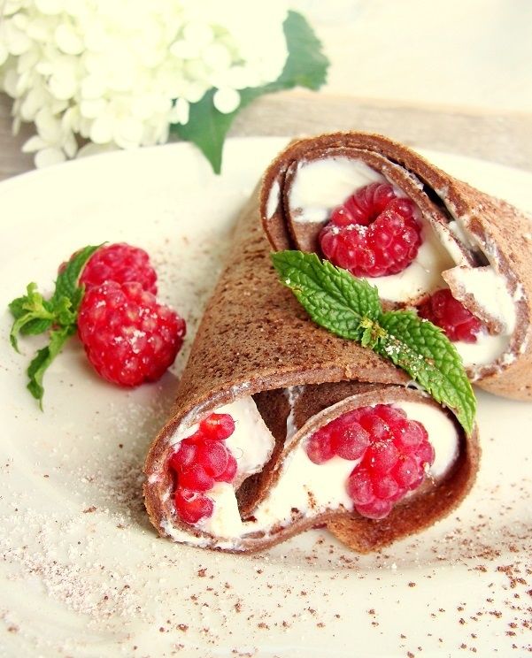 Kakaowo-gryczane naleśniki z serkiem i malinami