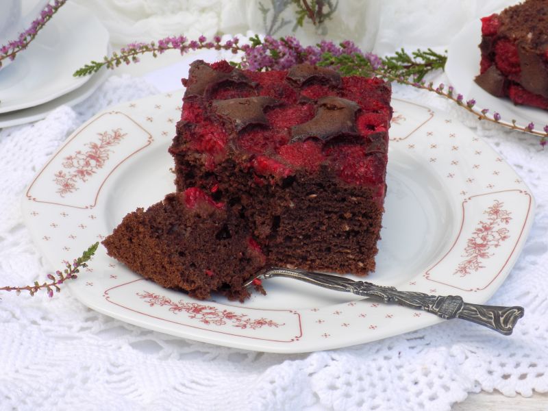 Kakaowo-kokosowe ciasto z malinami