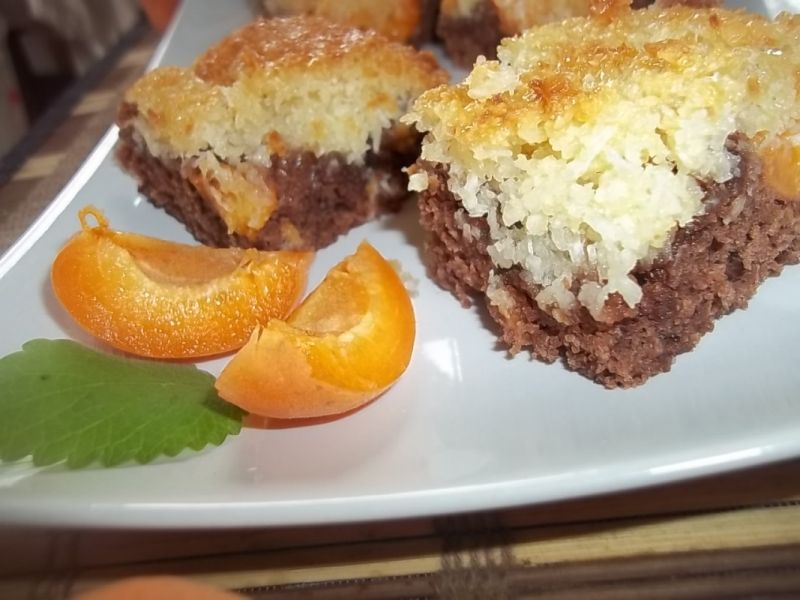 Kakaowo-kokosowy placek z morelami Kakaowo-kokosowy placek z morelami