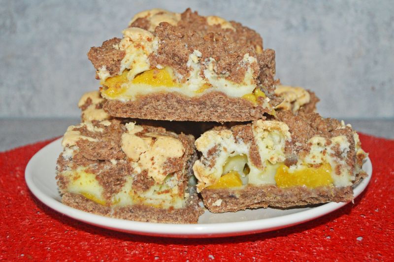 Kakaowo-orzechowe kruche ciasto z owocami i pianka