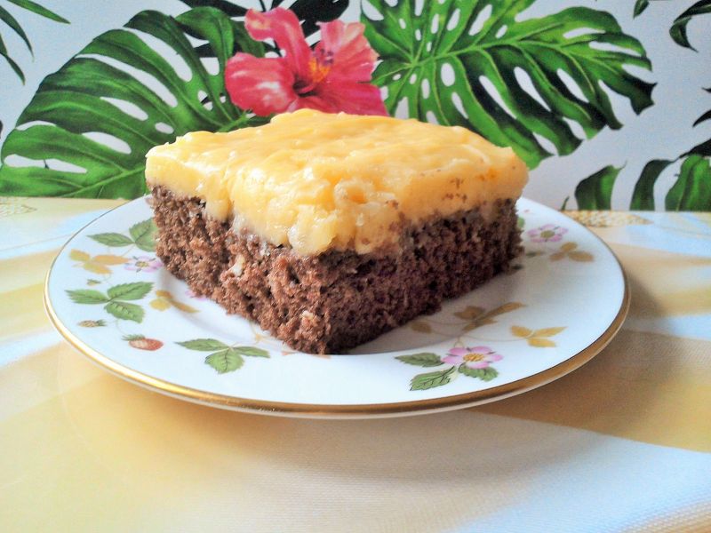 Kakaowy biszkopt z kremem ananasowym