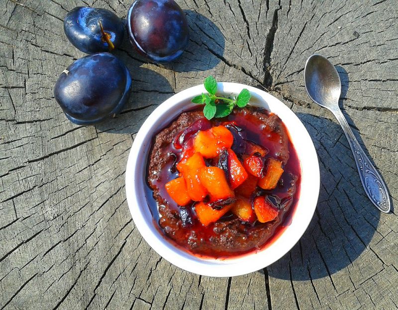 Kakaowy krem jaglany z karmelizowanymi śliwkami Kakaowy krem jaglany z karmelizowanymi śliwkami