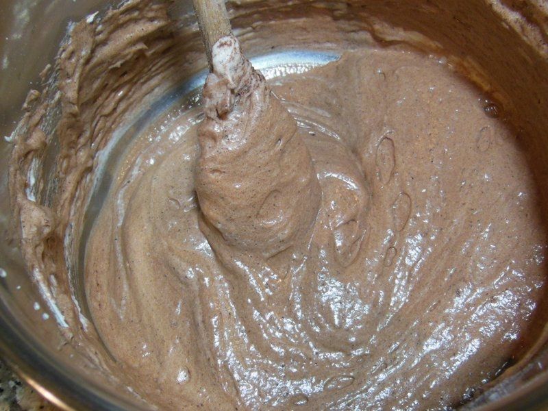 Kakaowy torcik z truskawkami i bitą śmietaną
