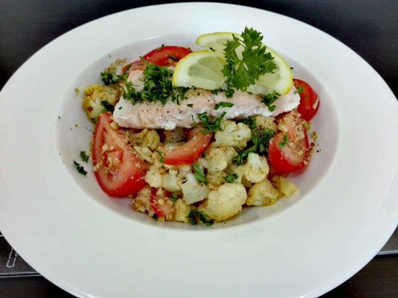 Kalafior curry w orzechowej posypce z łososiem Kalafior curry w orzechowej posypce z łososiem