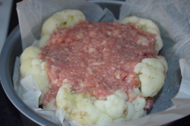 Kalafior faszerowany mięsem w serowym sosie