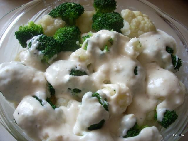 Kalafior i brokuł pod beszamelem 