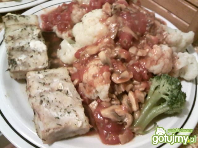 Kalafior,sos pomidorowo-pieczarkowy,ryba