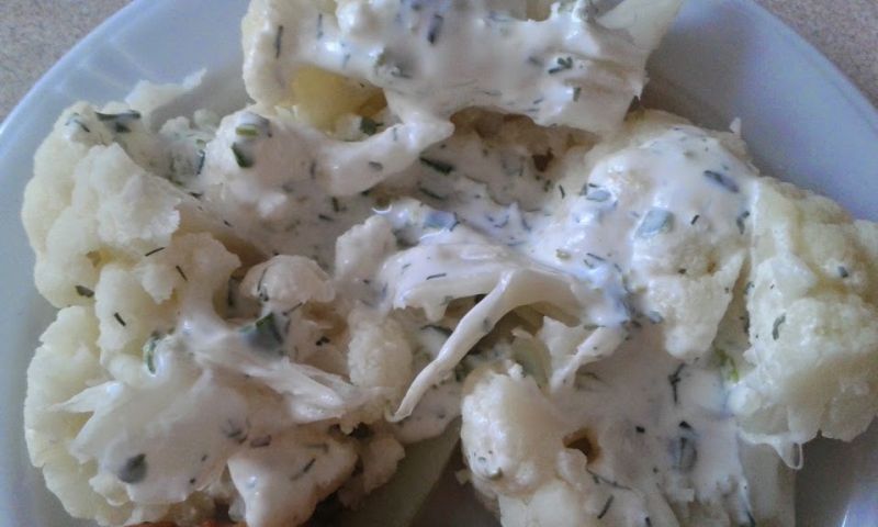 Kalafior w sosie ziołowo-jogurtowym Kalafior w sosie ziołowo-jogurtowym