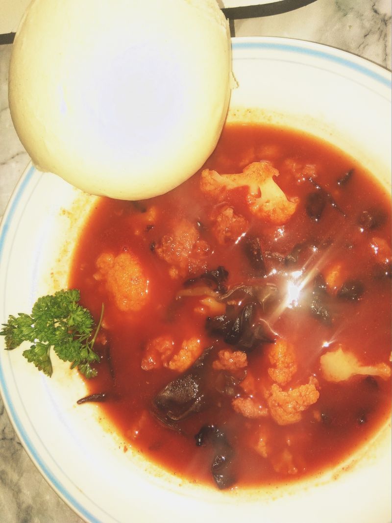 Kalafior z grzybkami Mun w sosie pomidorowym.