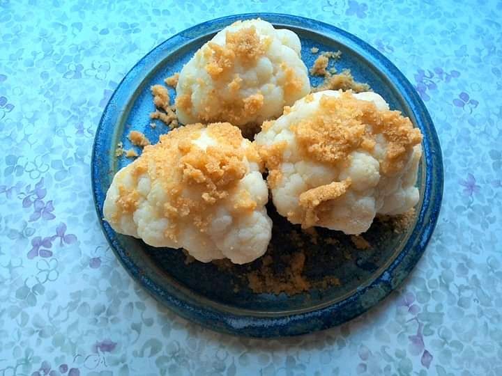 Kalafior z masełkiem i tartą bułką