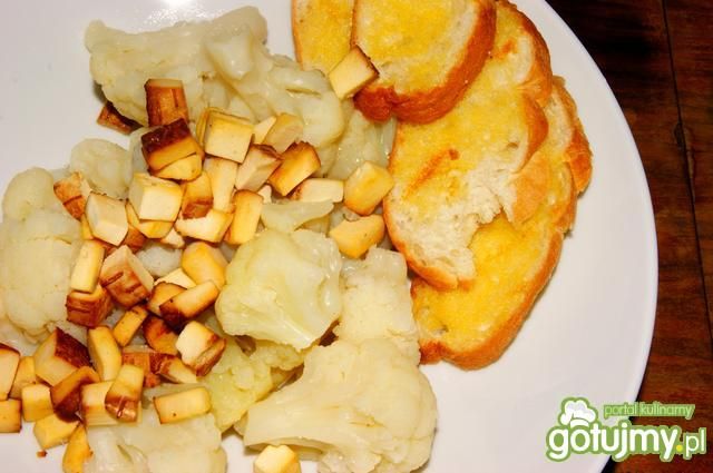 Kalafior z wędzonym tofu