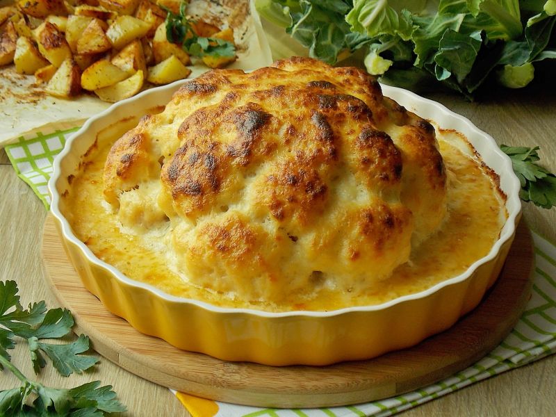 Kalafior zapiekany z mięsem i sosem serowym 