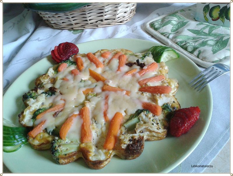 Kalafiorowa tarta z brokułami i mini marchewką