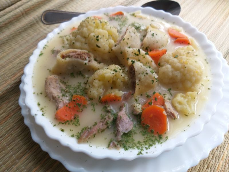 Kalafiorowa z mięsnymi pierożkami Kalafiorowa z mięsnymi pierożkami