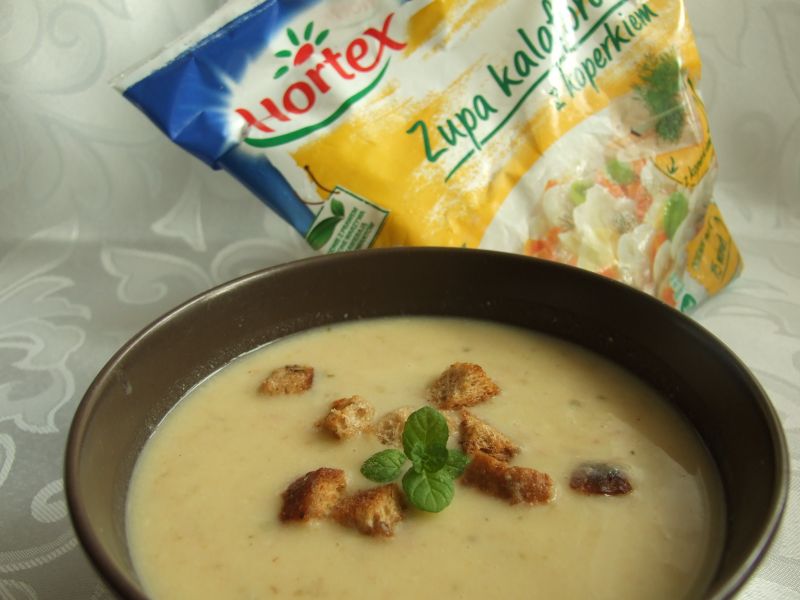 Kalafiorowa zupa krem z zapachem wędzonego boczku 