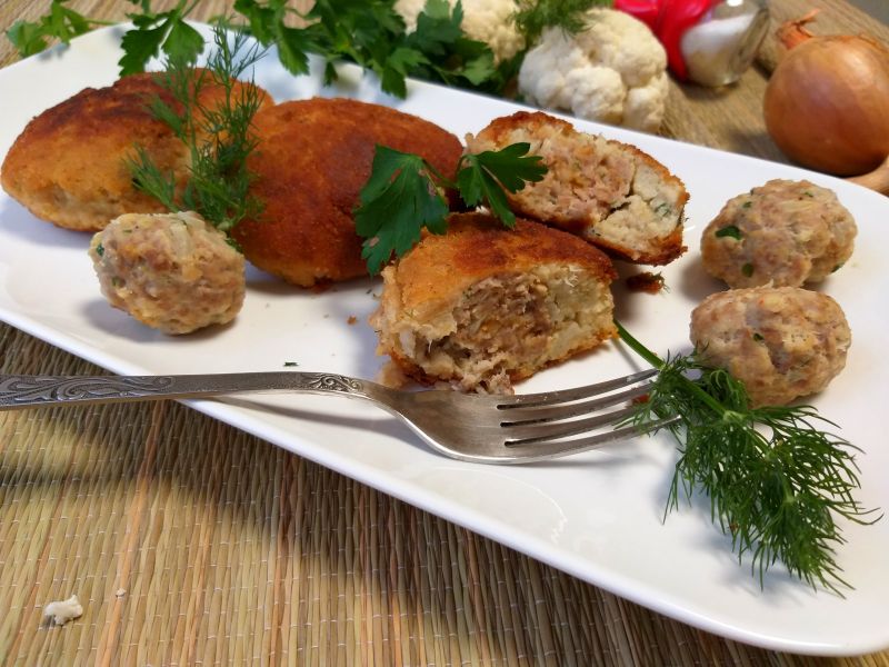 Kalafiorowe klopsy z mięsną wkładką