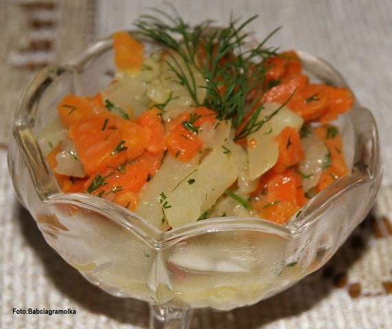 Kalarepka z marchewką na bulionie