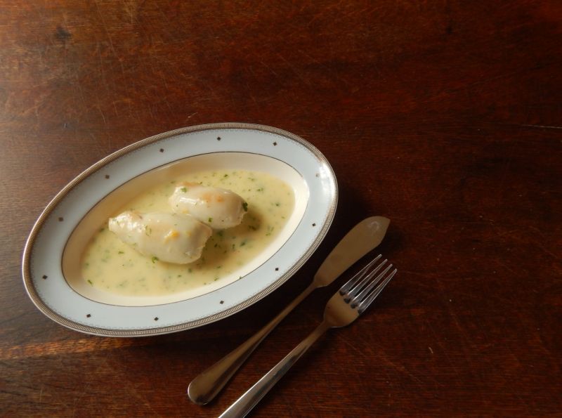 Kalmary faszerowane łososiem w sosie ziołowym