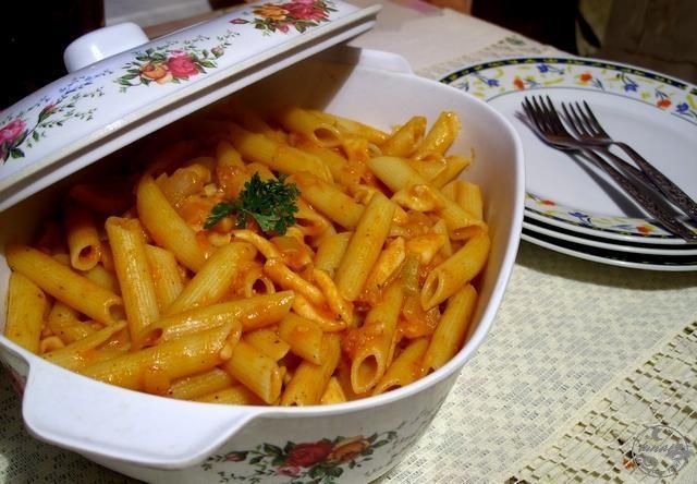 Kalmary w sosie czosnkowym z makaronem  Kalmary w sosie czosnkowym z makaronem