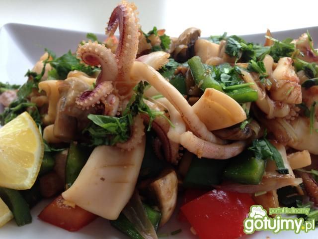 Kalmary z papryką i kolendrą po tajsku. Kalmary z papryką i kolendrą po tajsku.