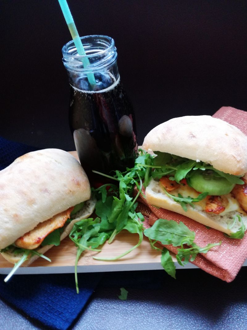 Kanapka z kurczakiem na ciepło  