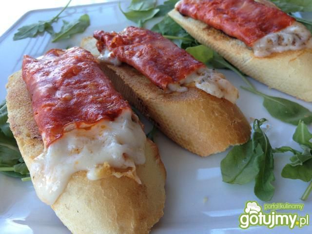 kanapeczka z chorizo z zapiekanym serem.