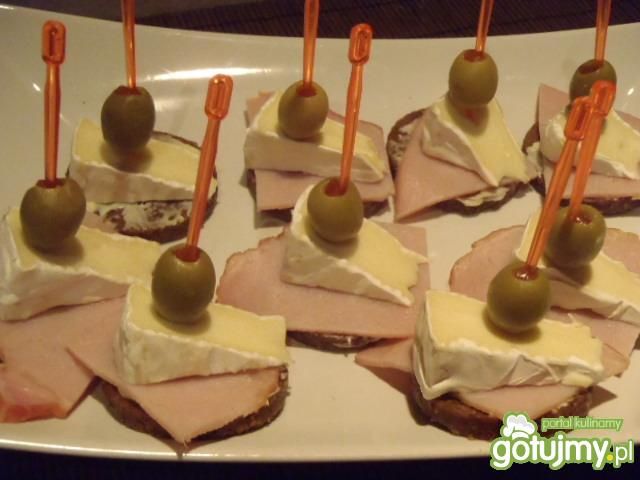 Kanapeczki - koreczki z camembertem