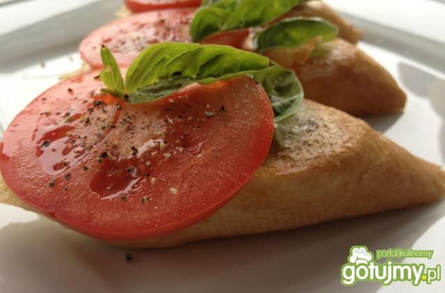 Kanapeczki na mozzarelli i pomidorze