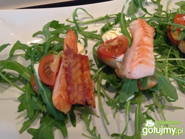 Kanapeczki z grillowanym łososiem.