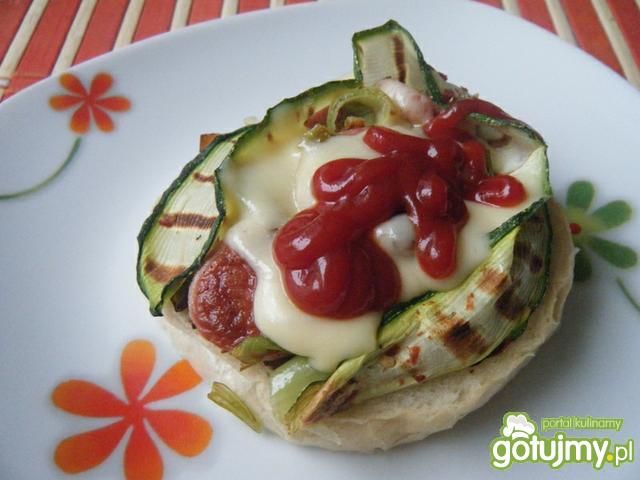 Kanapeczki z parówką i grilowaną cukinią