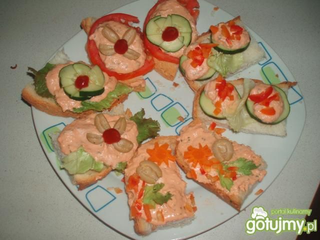 Kanapeczki z pastą z kurczaka