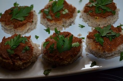 Kanapeczki z sałatką z makreli