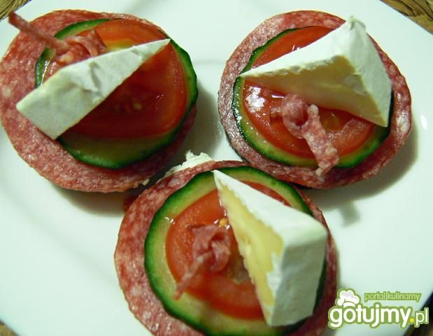 Kanapeczki z serkiem pleśniowym i salami Kanapeczki z serkiem pleśniowym i salami