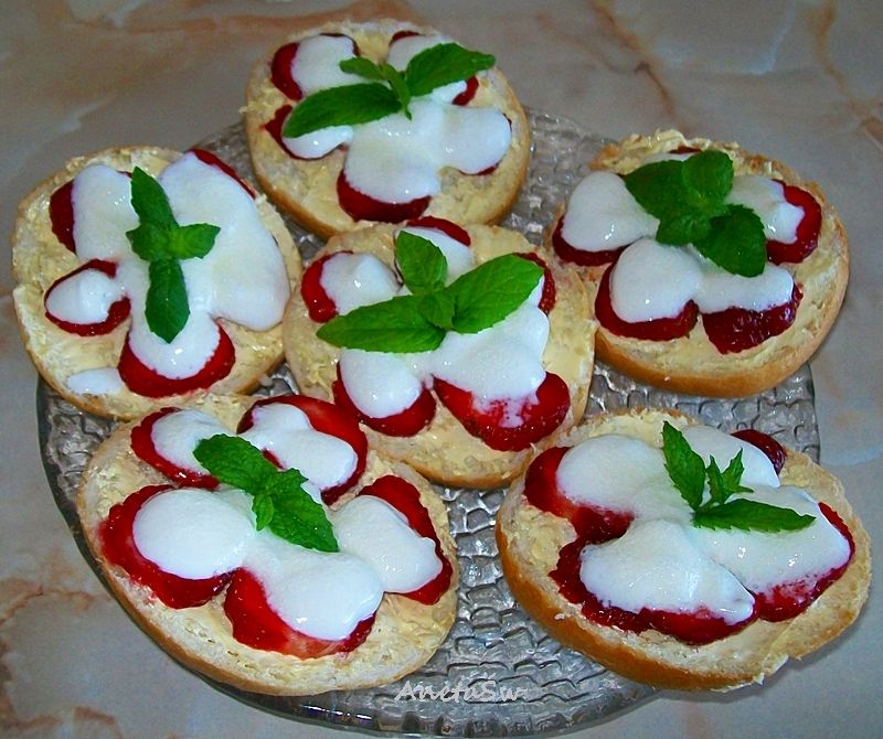 Kanapeczki z truskawkami Kanapeczki z truskawkami