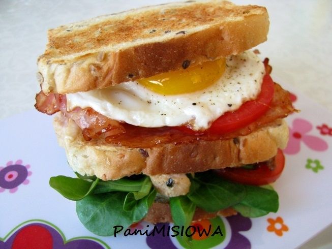 Kanapka klubowa z kurczakiem, boczkiem i jajkiem