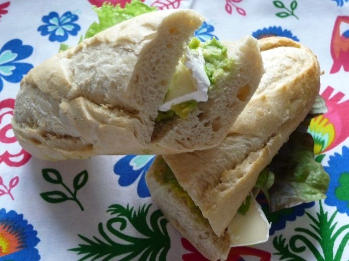 Kanapka na ciepło z awokado i camembertem