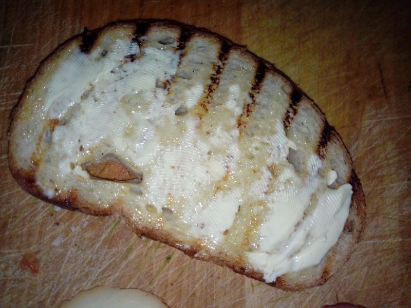 Kanapka na grillowanym chlebie 