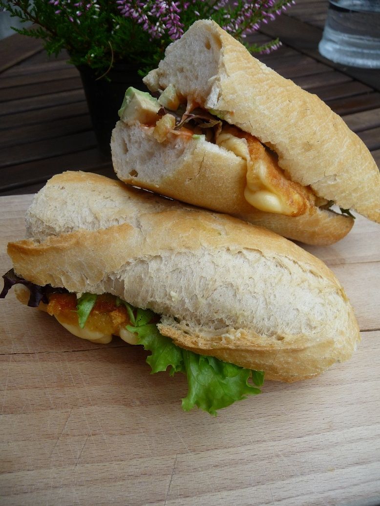 Kanapka z awokado i smażonym serem Kanapka z awokado i smażonym serem