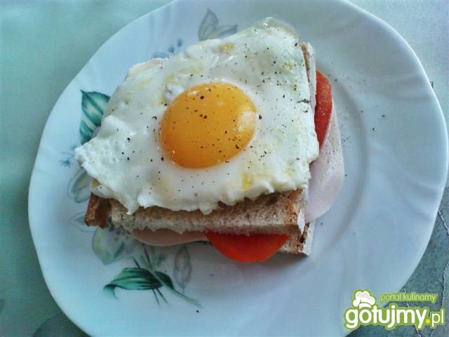 Kanapka z camebertem i jajkiem sadzonym 