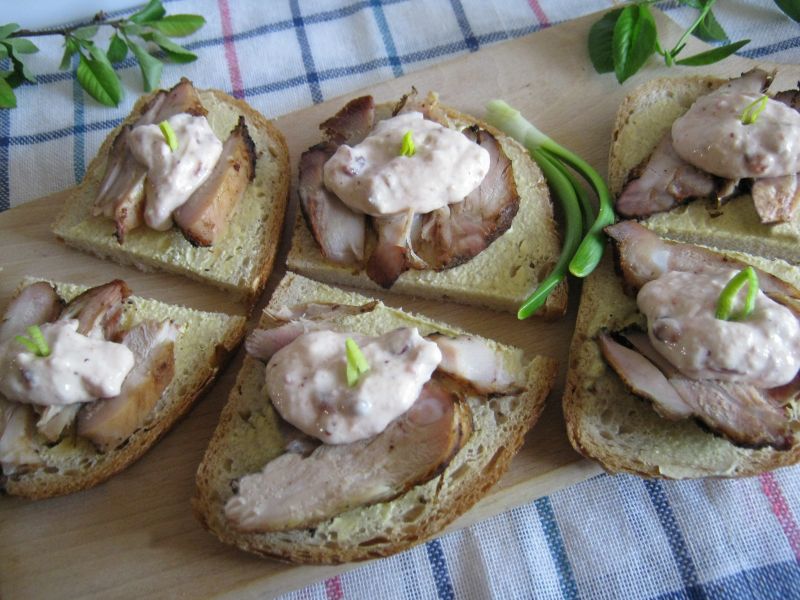 Kanapka z grillowanym udkiem kurczaka i sosem Kanapka z grillowanym udkiem kurczaka i sosem